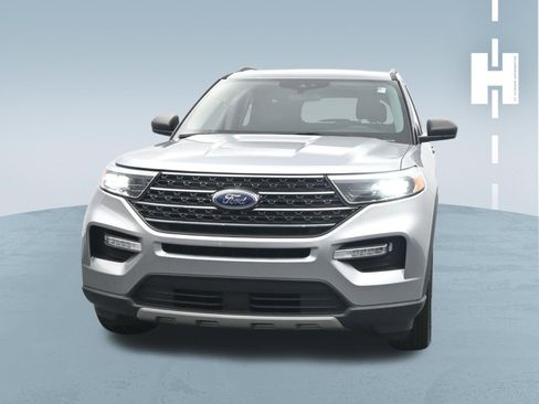 Used 2023 Ford Explorer XLT w/ Equipment Group 202A AWD/4WD image 2