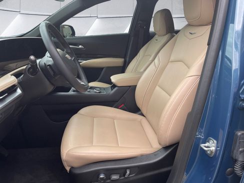 Used 2025 Cadillac XT4 Premium Luxury w/ Cold Weather Package AWD/4WD image 10