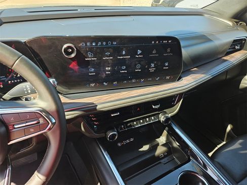 Used 2025 Chevrolet Suburban Z71 image 20