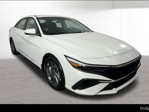 Used 2025 Hyundai Elantra Hybrid FWD image 2