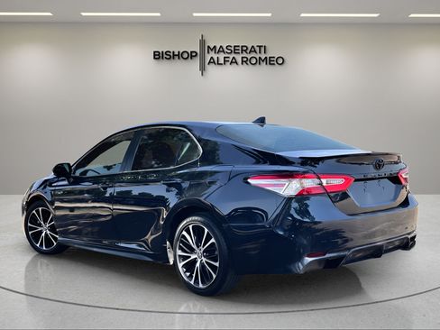 Used 2020 Toyota Camry SE w/ Convenience Package FWD image 3