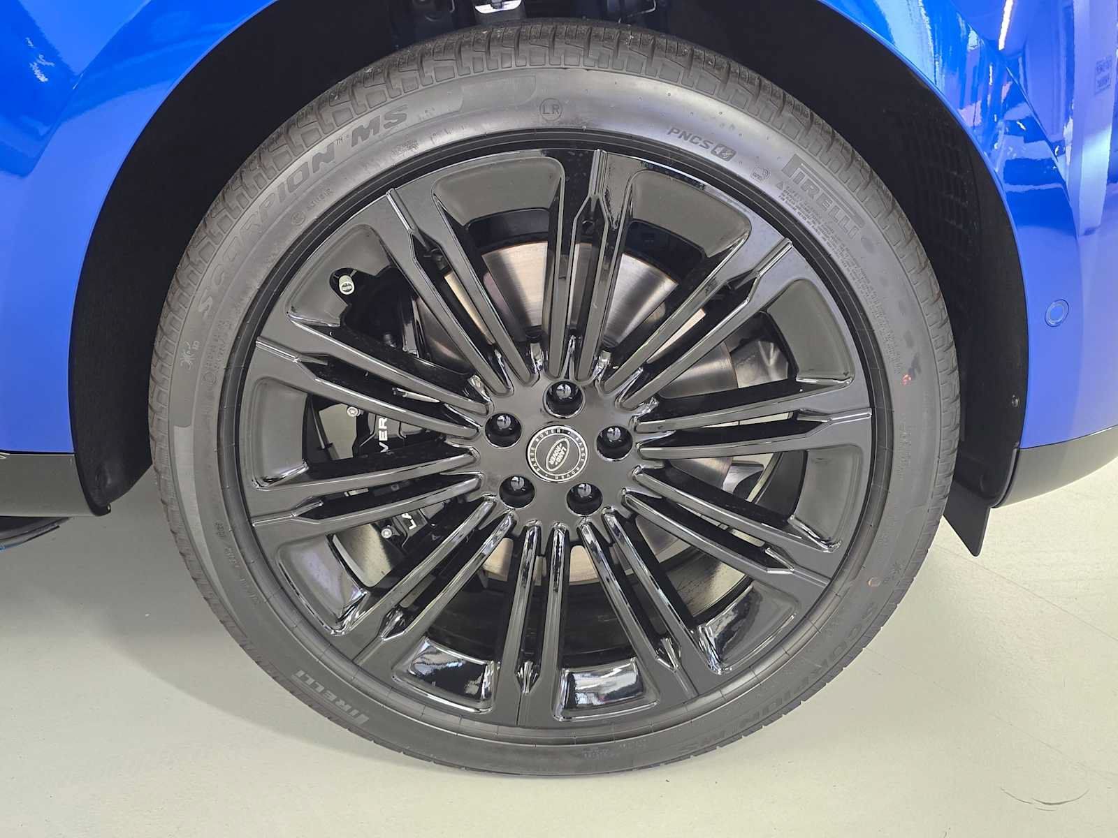 New 2025 Land Rover Range Rover SV AWD/4WD image 9
