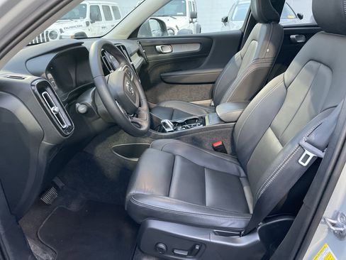 Used 2025 Volvo XC40 B5 Plus image 39