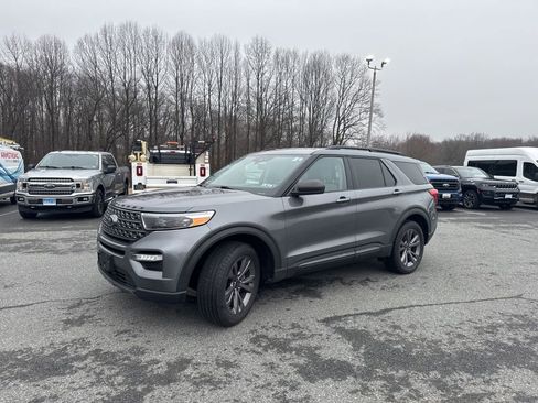 Used 2021 Ford Explorer XLT w/ Equipment Group 202A image 3