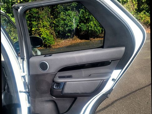 Used 2019 Land Rover Discovery SE image 24