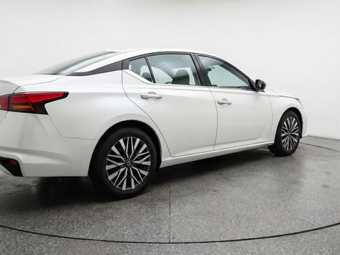 Used 2025 Nissan Altima 2.5 SV FWD image 9