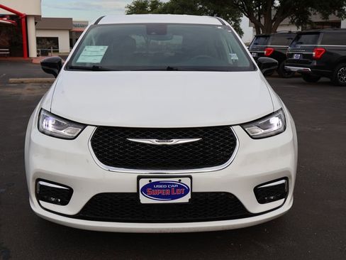 Used 2024 Chrysler Pacifica Touring-L FWD image 11