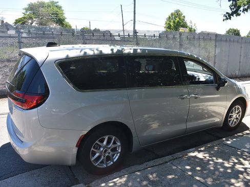 Used 2024 Chrysler Pacifica Touring-L FWD image 5