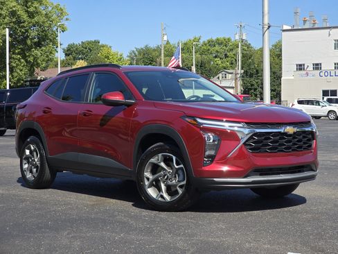 Used 2025 Chevrolet Trax LT FWD image 2