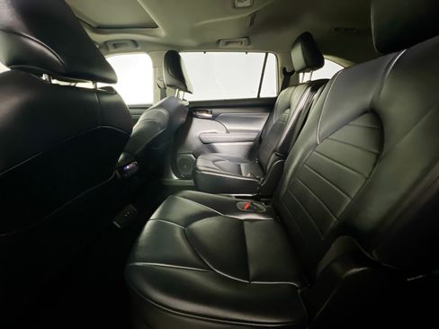Used 2021 Toyota Highlander XLE FWD image 29