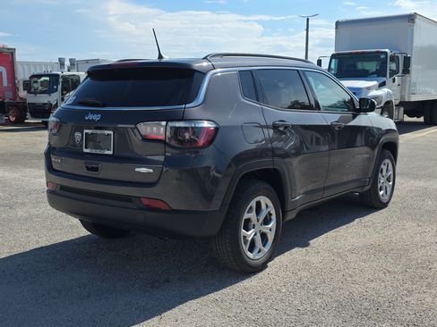 Used 2024 Jeep Compass Latitude AWD/4WD image 7