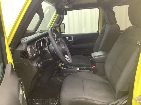 Used 2023 Jeep Wrangler Unlimited Sahara AWD/4WD image 15