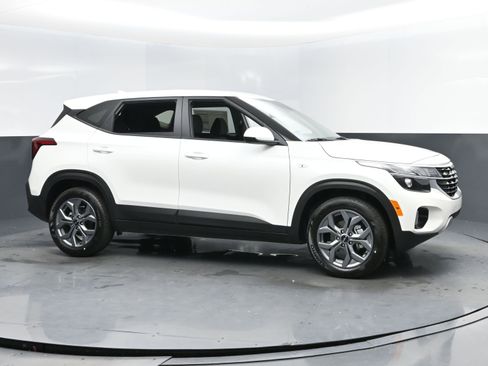 New 2026 Kia Seltos LX image 2