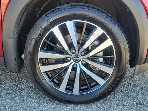 Certified 2025 Nissan Pathfinder Platinum w/ Black Appearance Package FWD image 9
