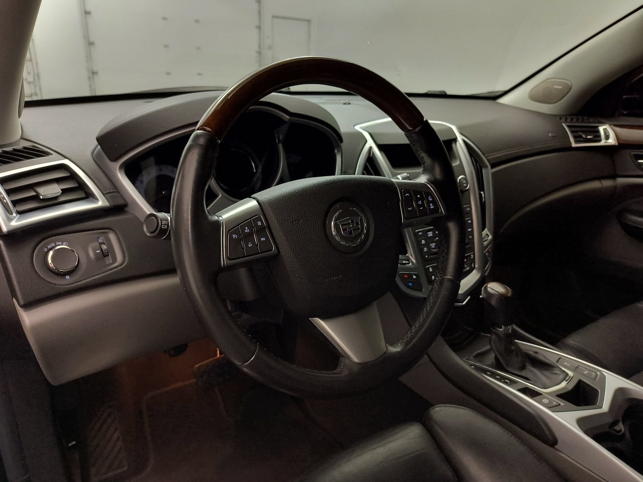 Used 2011 Cadillac SRX Luxury FWD image 4