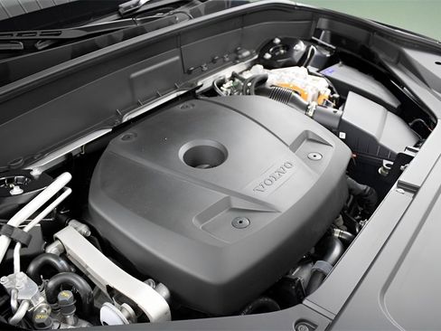 Certified 2025 Volvo XC90 T8 Plus image 12