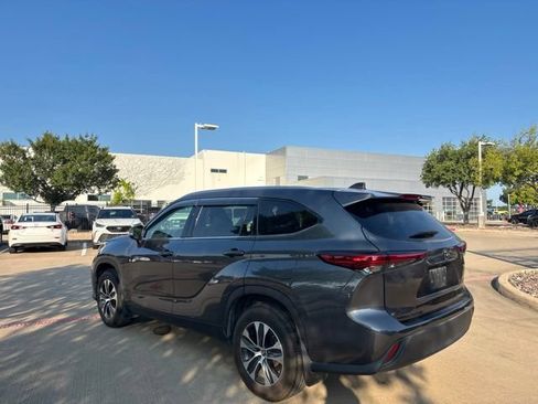 Used 2021 Toyota Highlander XLE AWD/4WD image 7