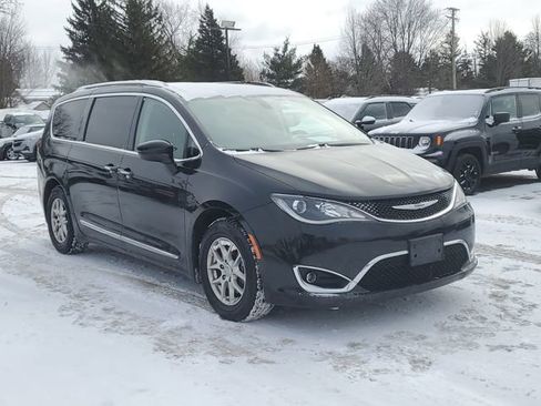 Used 2020 Chrysler Pacifica Touring-L image 2