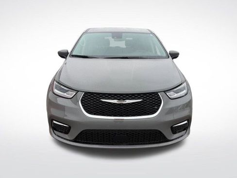 Used 2023 Chrysler Pacifica Touring-L FWD image 2