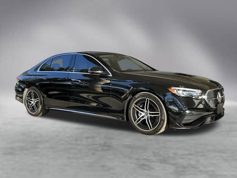 Used 2025 Mercedes-Benz E 350 4MATIC Sedan image 3