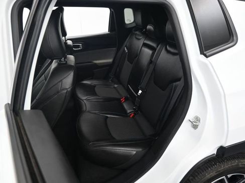 Used 2024 Jeep Compass Latitude image 25