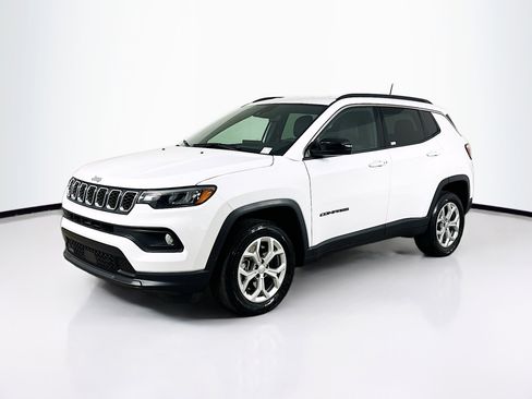 Used 2024 Jeep Compass Latitude AWD/4WD image 3
