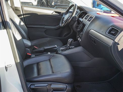 Used 2017 Volkswagen Jetta SE image 12