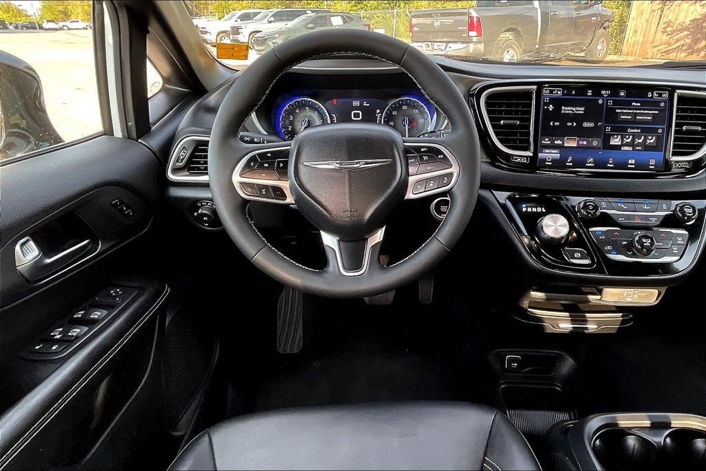 Used 2026 Chrysler Pacifica Select FWD image 8