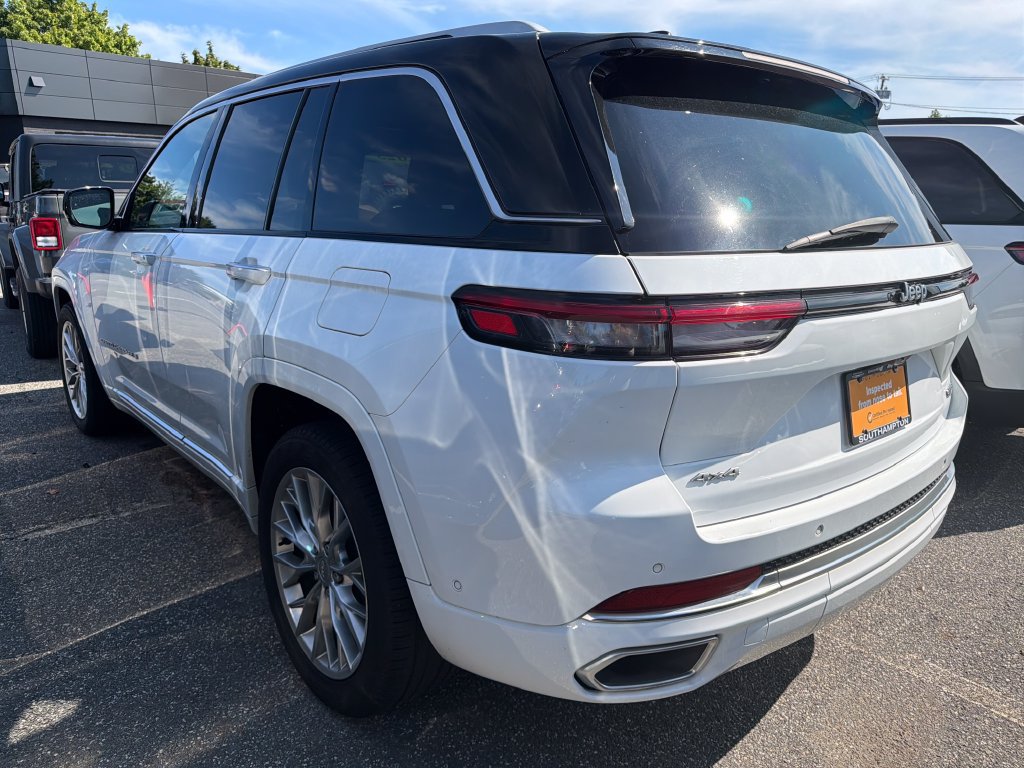 Used 2023 Jeep Grand Cherokee Summit w/ Luxury Tech Group V AWD/4WD image 2