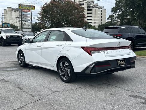 Used 2025 Hyundai Elantra Limited FWD image 6
