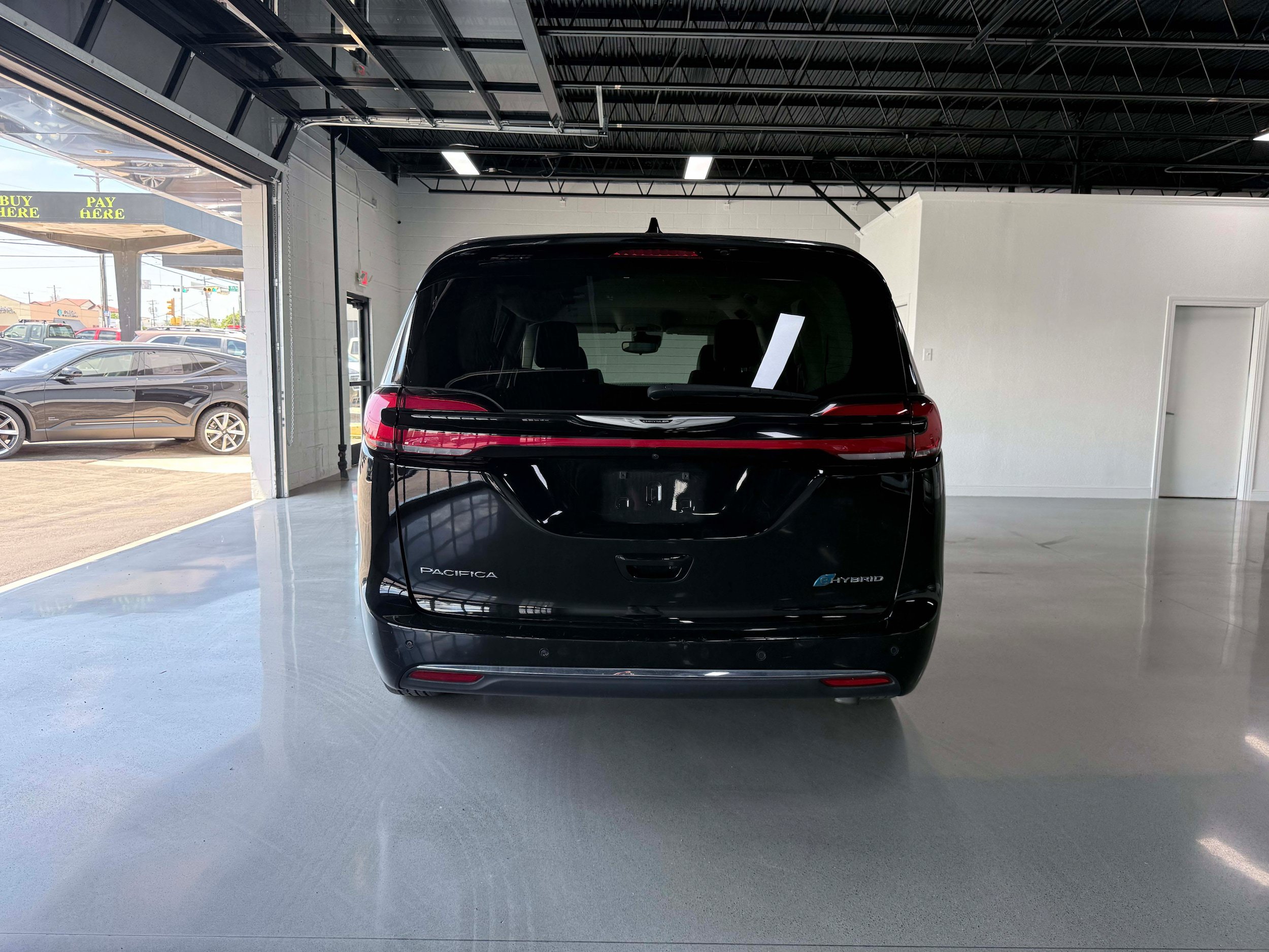 Used 2024 Chrysler Pacifica Limited FWD image 5