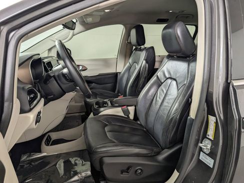 Used 2017 Chrysler Pacifica Touring-L image 8