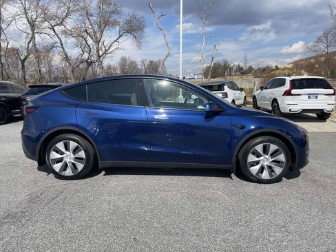 Used 2022 Tesla Model Y Long Range image 30
