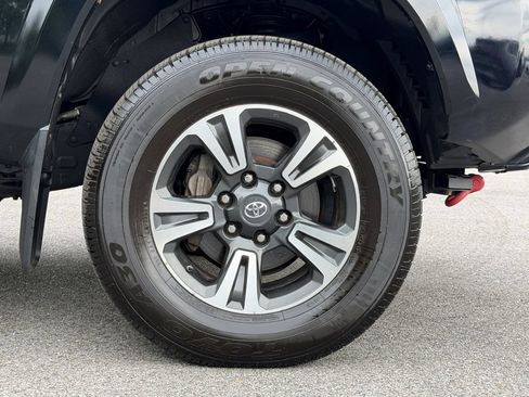 Used 2019 Toyota Tacoma TRD Sport w/ Technology Package AWD/4WD image 6