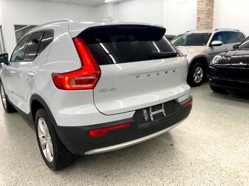 Used 2022 Volvo XC40 T4 Momentum image 39