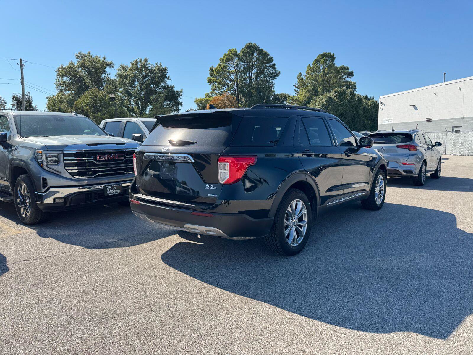 Used 2020 Ford Explorer XLT w/ Equipment Group 202A AWD/4WD image 10