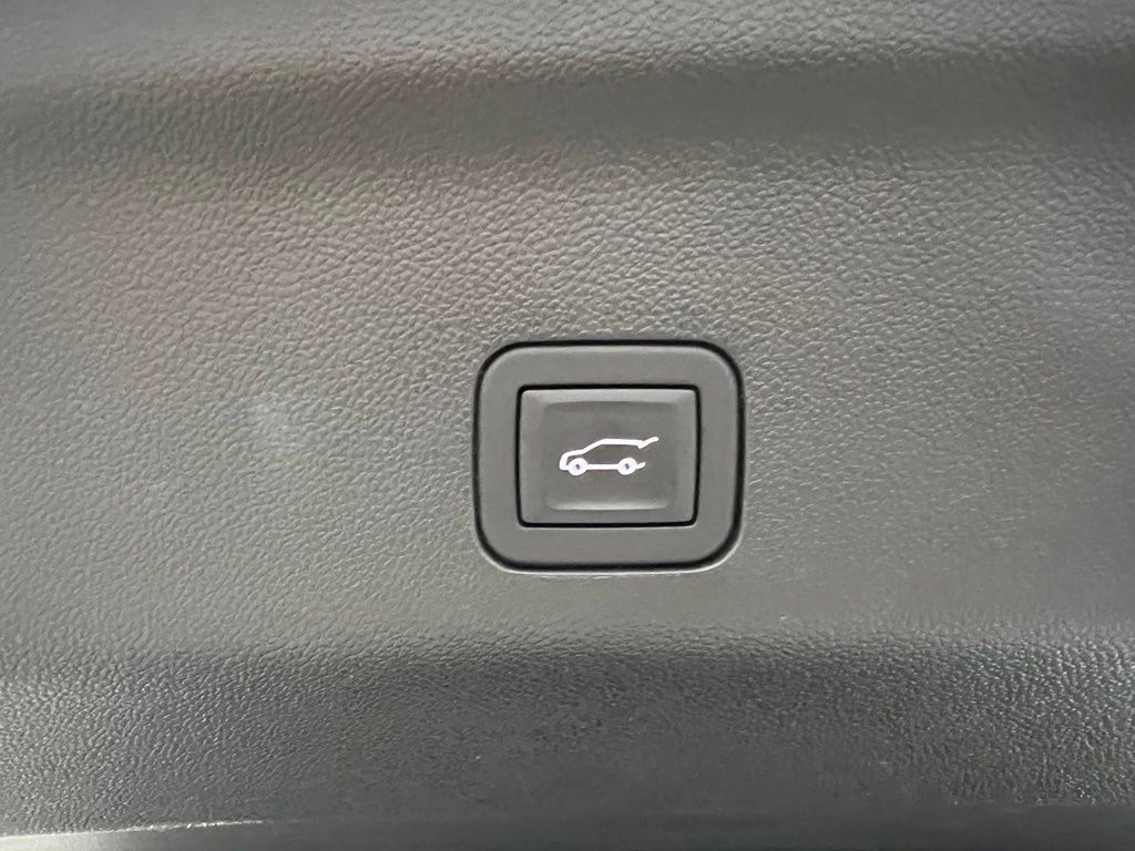 Used 2025 GMC Yukon XL AT4 AWD/4WD image 16