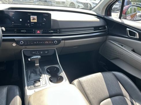 Used 2025 Kia Carnival FWD image 17