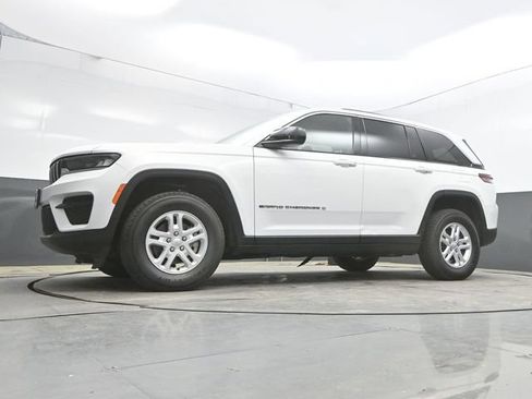 Used 2022 Jeep Grand Cherokee Laredo AWD/4WD image 41
