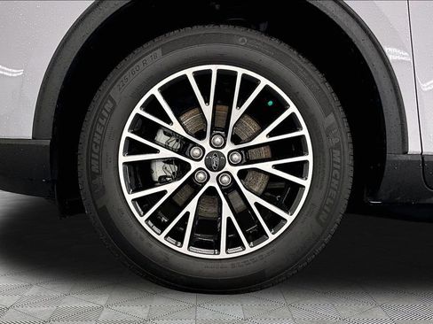 Certified 2025 Ford Escape SE FWD image 9