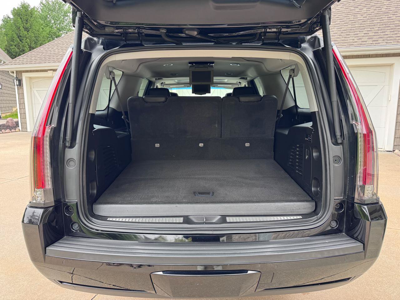 Used 2019 Cadillac Escalade ESV Luxury w/ Escalade Sport Edition AWD/4WD image 19