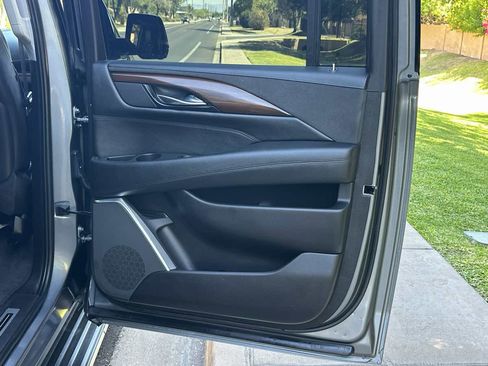 Used 2019 Cadillac Escalade ESV Luxury AWD/4WD image 50