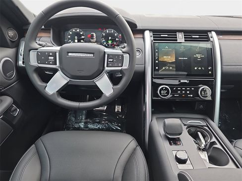 New 2025 Land Rover Discovery Dynamic SE image 17