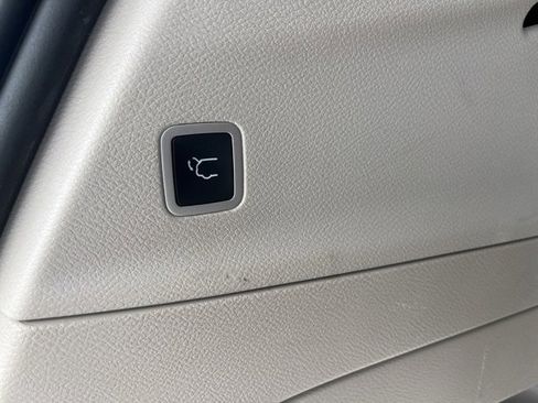 Used 2022 Chrysler Pacifica Touring-L image 11