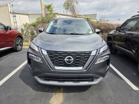 Used 2021 Nissan Rogue SV image 2