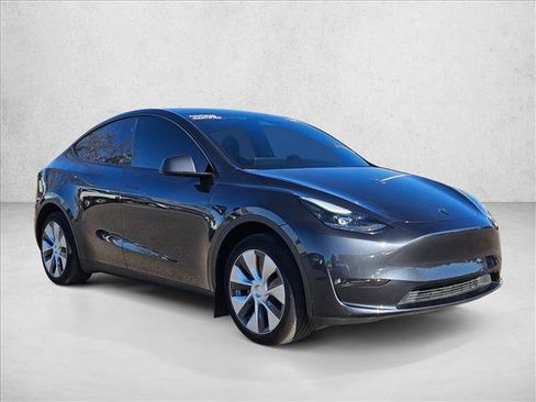 Used 2024 Tesla Model Y Long Range image 3