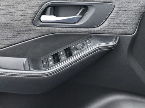 Used 2023 Nissan Rogue SV image 16