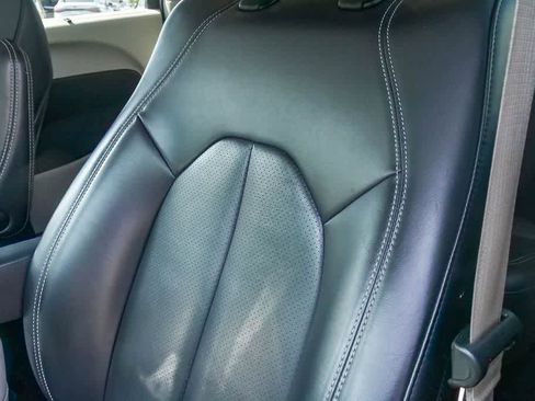 Used 2023 Chrysler Pacifica Touring-L image 21