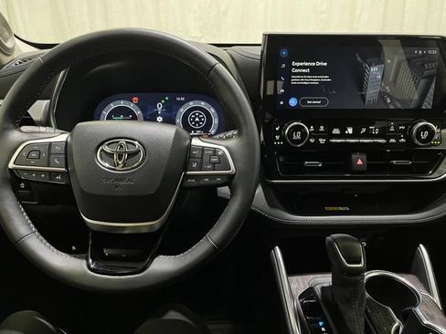 Certified 2025 Toyota Highlander Platinum AWD/4WD image 23