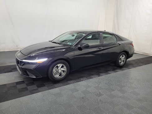Used 2024 Hyundai Elantra SE FWD image 2